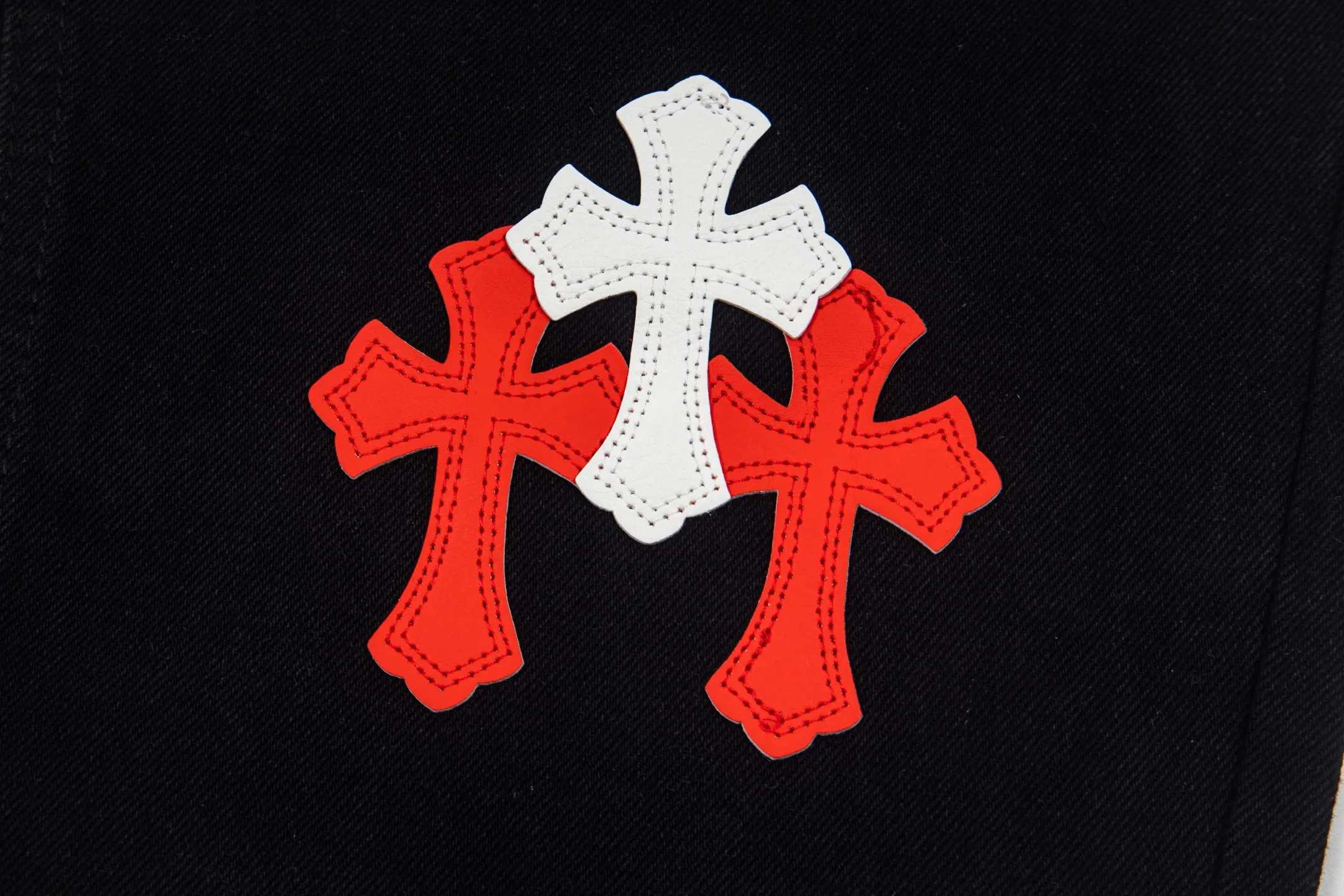 P260 Chrome Hearts Black Pants Sanskrit Red and White Patch Leather Jeans CH jeans need to be washed before being dismantled and then hand-stitched with sheepskin cross leather and then spliced ​​together. The whole piece has too many craftsmanship to explain. The patches are decorated with cross patterns and the high-waisted washed jeans! ! Absolutely high-end luxury products, god-level single products and super popular products, made with top heavy industry, a must-see magic weapon. Customized hardware. The fabric is thick and soft after washing. It has good breathability. Customized small leather label. Unique design. The details are simple and elegant, and the workmanship is exquisite. The entire trousers are neatly routed and the details are in place! It’s so cool that both men and women can easily control the genderless trend! Style number: 1872# Color: black Size: 28 30 32 34